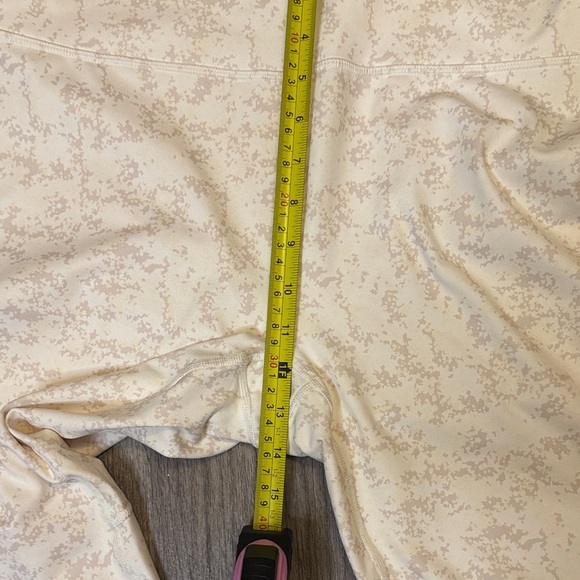 Fabletics Define High-Waisted 7/8 in soft white mini nueue camo Leggings - Picture 4 of 8